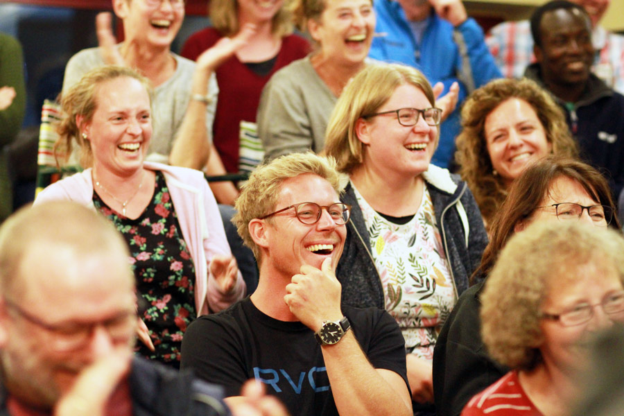 Zuschauer beim Theaterabend